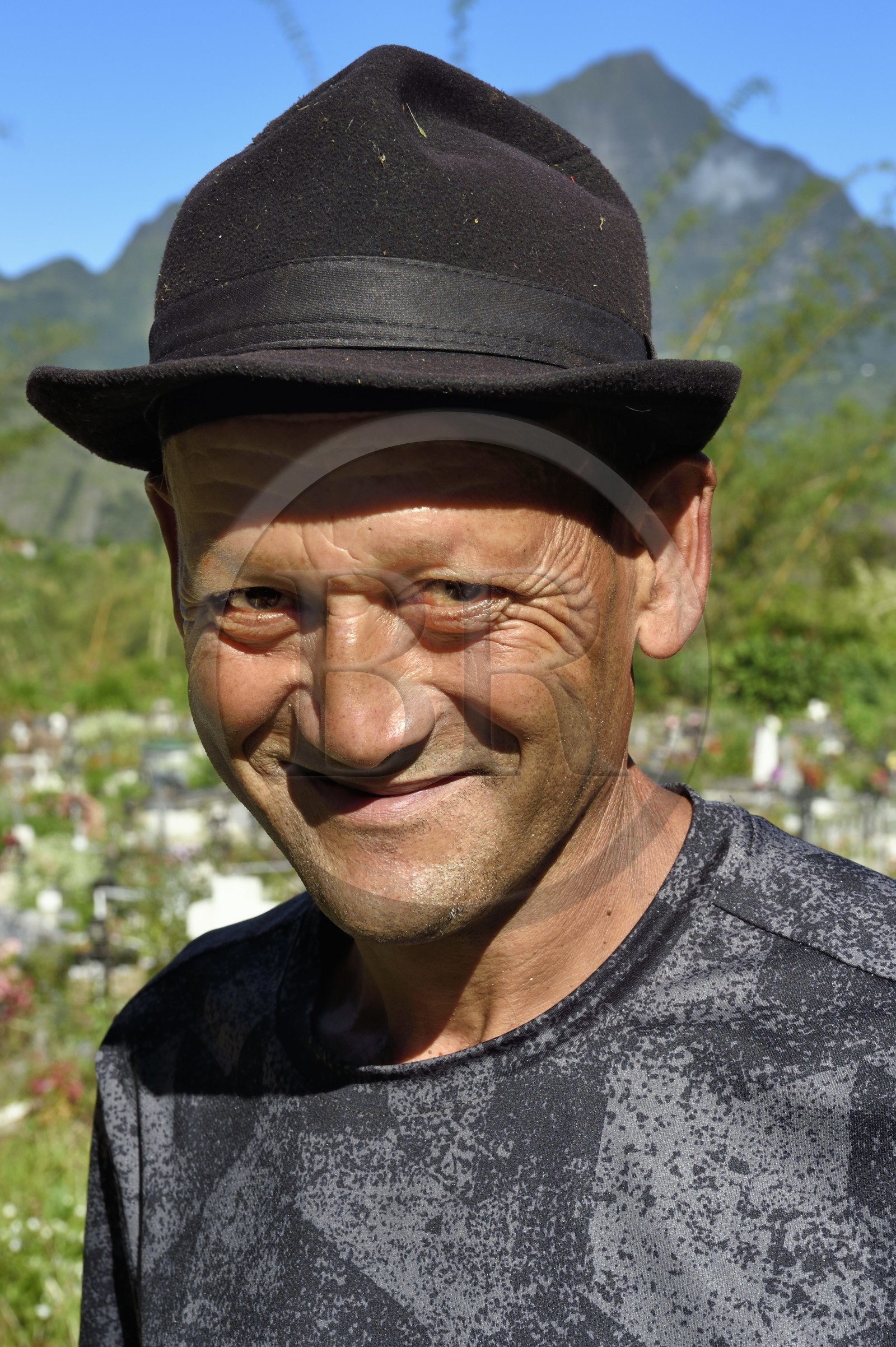France, Ile de la Reunion, Cirque de Salazie, classé Patrimoine Mondial de l'UNESCO, Hell-Bourg, labellisé les Plus Beaux Villages de France, Philippe Cocotier dit La Chine, agent communal natif de Hell Bourg est en charge de l'entretien du cimetière