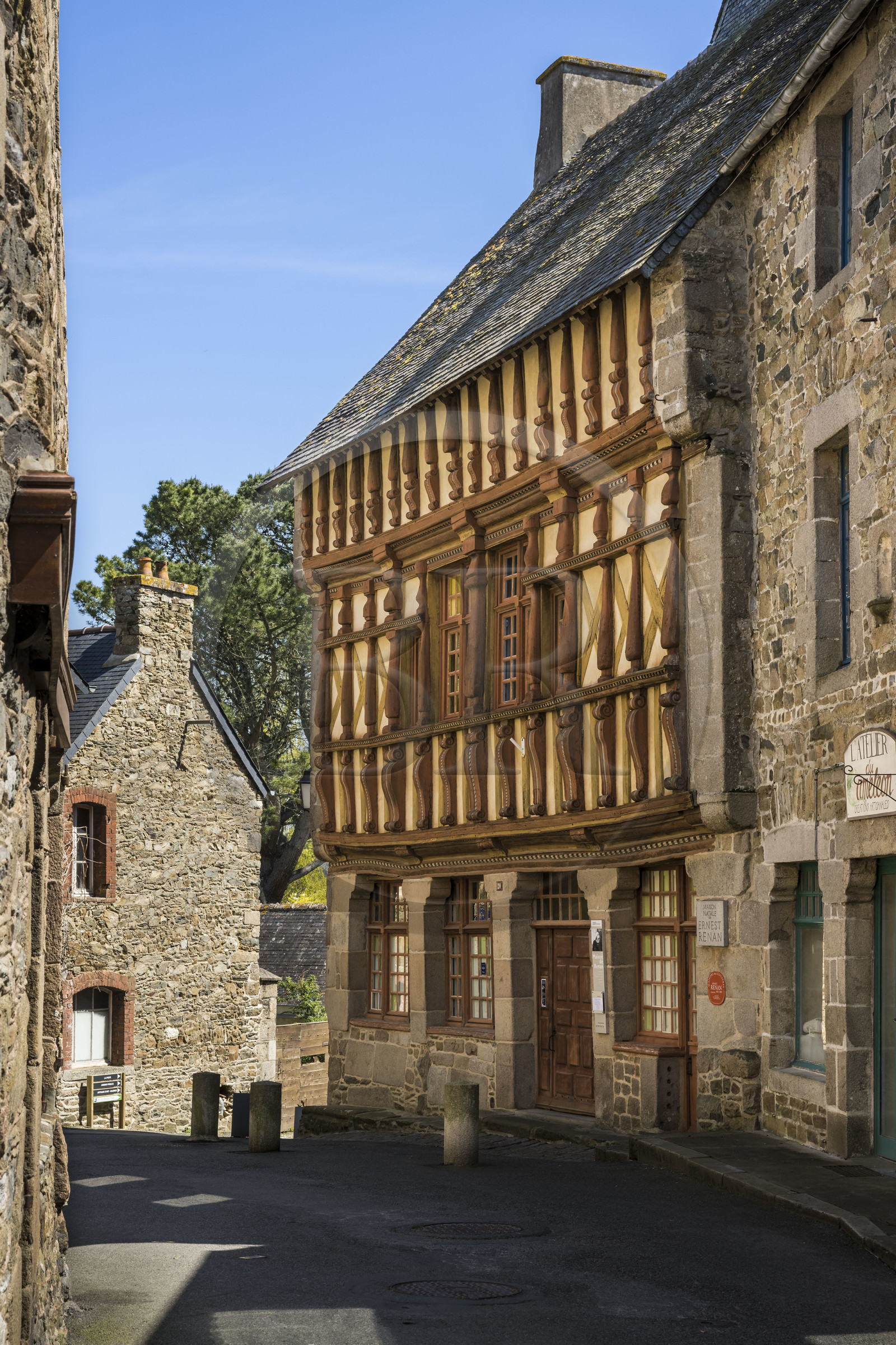 France, Côtes-d'Armor (22), Tréguier, maison natale de l'écrivain Ernest Renan, maison à pans de bois datant du XVIème siècle devenue aujourd'hui le musée Ernest-Renan