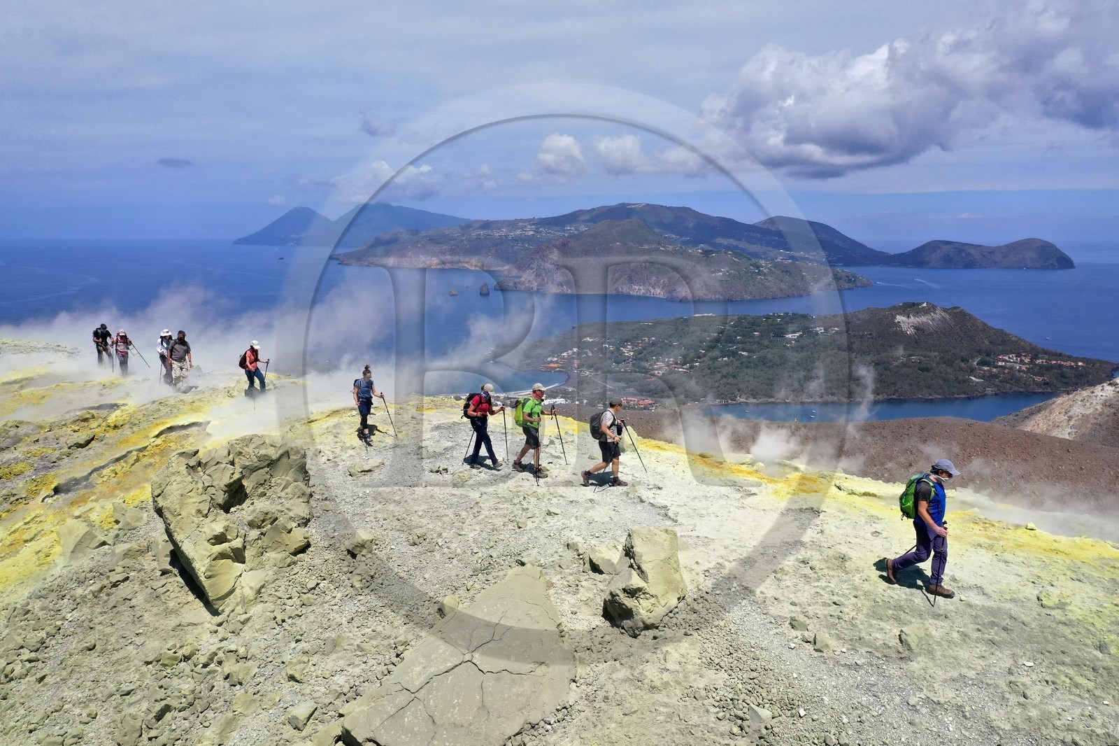 Italie, Sicile, iles Eoliennes, classées Patrimoine Mondial de l'UNESCO, ile de Stromboli, pecheurs sur la plage de Scari et le volcan actif du Stromboli en arrière plan (vue aérienne)