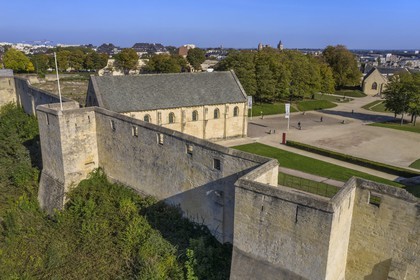 France, Calvados (14), Caen, le château ducal de Guillaume le Conquerant, la salle de l'Echiquier et les remparts (vue aérienne)