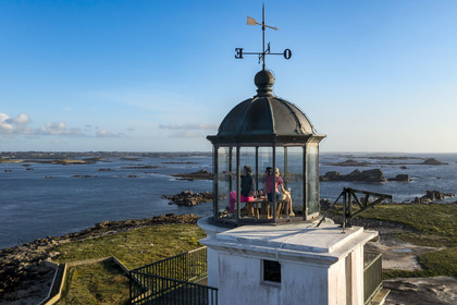 France, Finistère (29), Pays des Abers, Ile Vierge dans l'archipel de Lilia, apéro avec vue sur l'estuaire de l'Aber Wrac'h depuis le sommet de l'ancien phare de 1845 transformé en écogite (vue aérienne)
