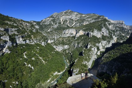 France, Alpes-de-Haute-Provence (04), parc naturel régional du Verdon, Gorges du Verdon, vue sur le Verdon et la Brèche Imbert depuis le belvédère du balcon de la Mescla