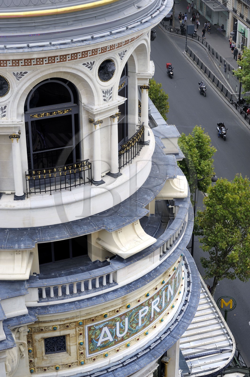 France, Paris (75), la coupole dorée du grand magasin Le Printemps et le boulevard Haussmann