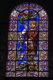 France, Dordogne (24), Périgord Blanc, Périgueux, Cathédrale Saint-Front étape sur le chemin de Saint-Jacques-de-Compostelle site classé Patrimoine Mondial de l'UNESCO, vitrail représentant Saint-Front renversant une statue paienne et chassant le dragon