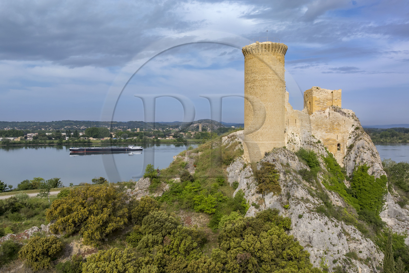 France, Vaucluse (84), Châteauneuf-du-Pape, le chateau de L'Hers (Xe siècle) sur les bords du Rhone (vue aérienne)