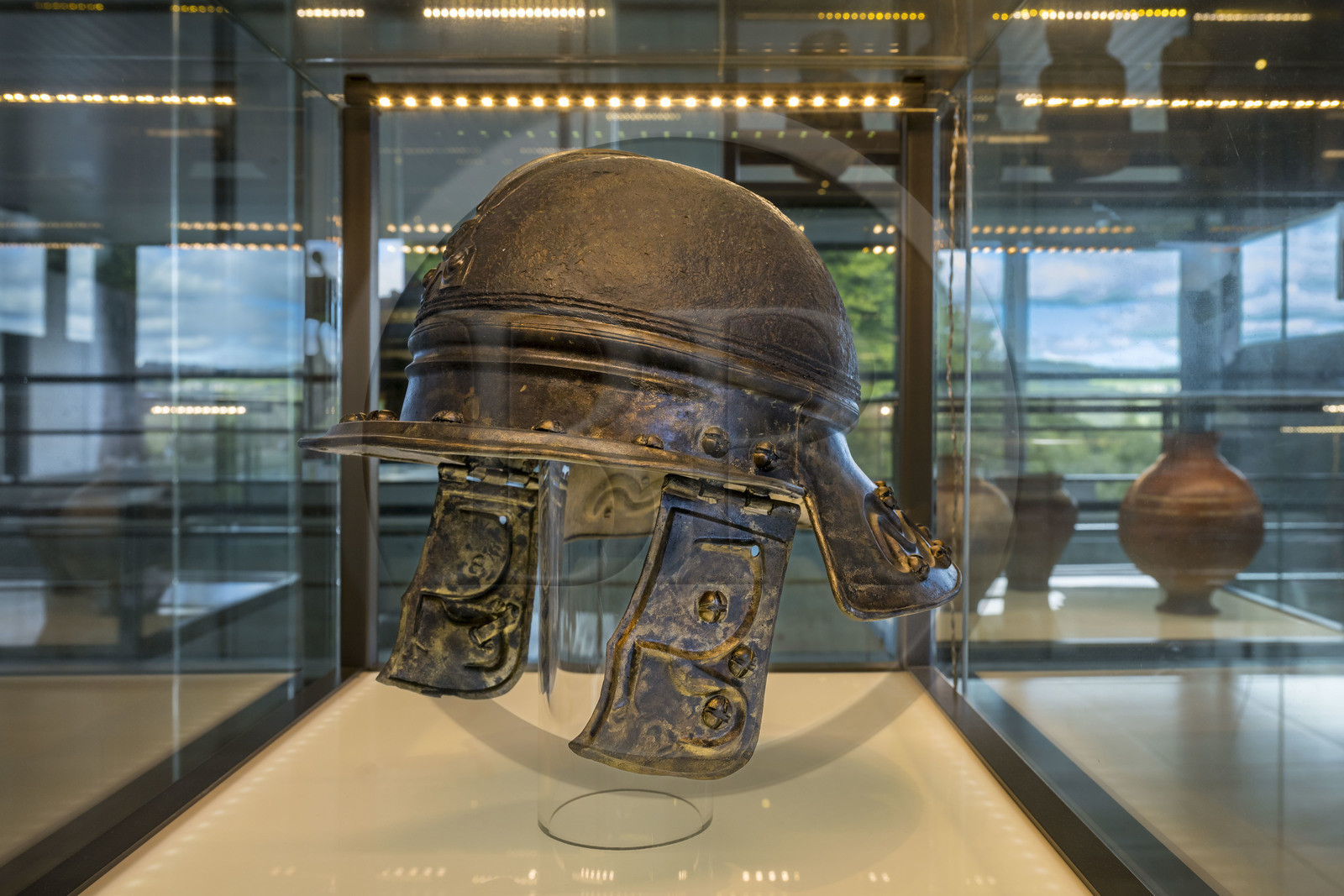 France, Saône-et-Loire (71), parc naturel régional du Morvan, Saint-Léger-sous-Beuvray, oppidum de Bibracte, capitale du peuple celte des Éduens, le musée de la civilisation celtique sur le mont Beuvray, casque en fer et bronze du Ier siècle avant notre ère (copie)