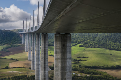 France, Aveyron (12), parc naturel régional des Grands Causses, Millau, le viaduc de Millau des architectes Michel Virlogeux et Norman Foster, entre le Causse du Larzac et le Causse de Sauveterre au dessus du Tarn
