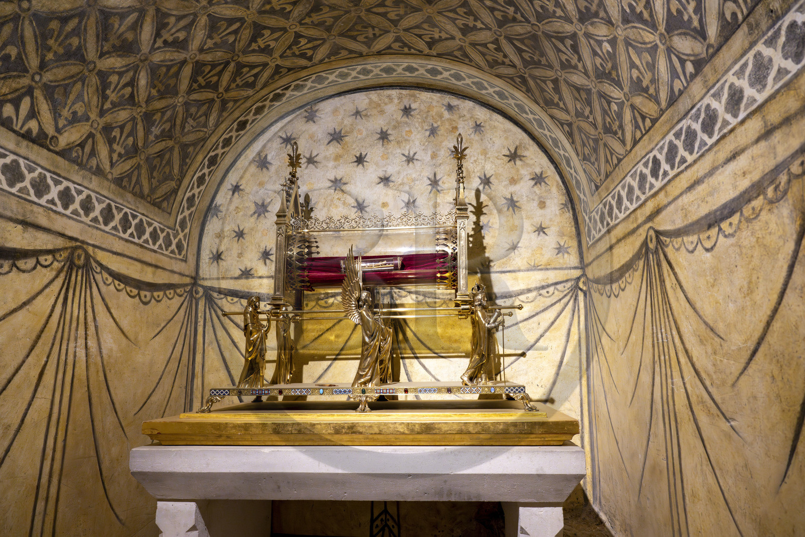 France, Yonne (89), parc naturel régional du Morvan, Vézelay, classé au Patrimoine Mondial de l'UNESCO, labellisé Les Plus Beaux Villages de France, point de départ de l'une des principales voies de pèlerinage de Saint-Jacques-de-Compostelle, la basilique Sainte-Marie-Madeleine, le reliquaire dans une châsse d’or de sainte Marie-Madeleine (contenant une de ses côtes) dans la crypte