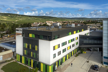 France, Côte-d'Or (21), les climats de Bourgogne classés Patrimoine Mondial de l'UNESCO, Beaune, Hospices Civils de Beaune, le centre hospitalier et les vignobles de la Côte de Beaune en arrière plan (vue aérienne)