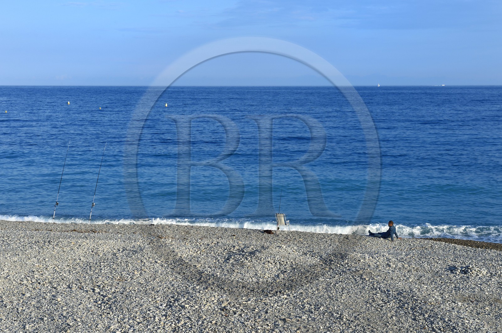 France, Alpes-Maritimes (06), Nice, Promenade des Anglais, pêcheur sur la plage