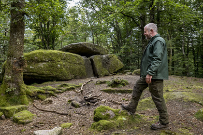 France, Nièvre (58), Parc naturel régional du Morvan, Dun-les-Places, lieu dit Dolmen de Chevresse, chaos granitique formé par l’érosion, dans la forêt de Breuil-Chenue, le garde-forestier à l’ONF Arnaud Chassaigne