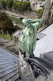 France, Paris (75), île de la Cité, la cathédrale Notre-Dame, la flèche domine les statues de cuivre vert-de-grisé des douze apôtres avec les symboles des quatre évangélistes. Viollet-le-Duc s’est fait représenter lui-même sous les traits de saint Thomas avec son équerre