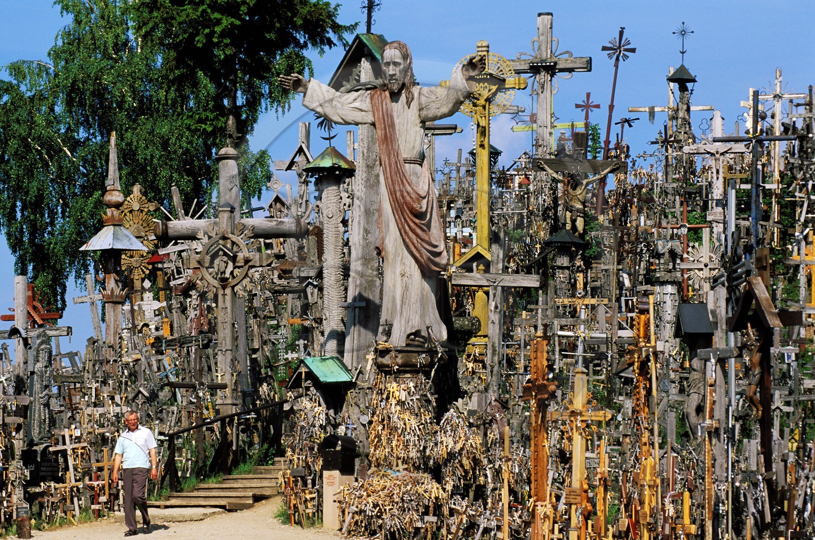 Lituanie (Pays Baltes), la Zemaitija, la colline des Croix au nord de Siauliai, des dizaines de milliers de croix s'entassent