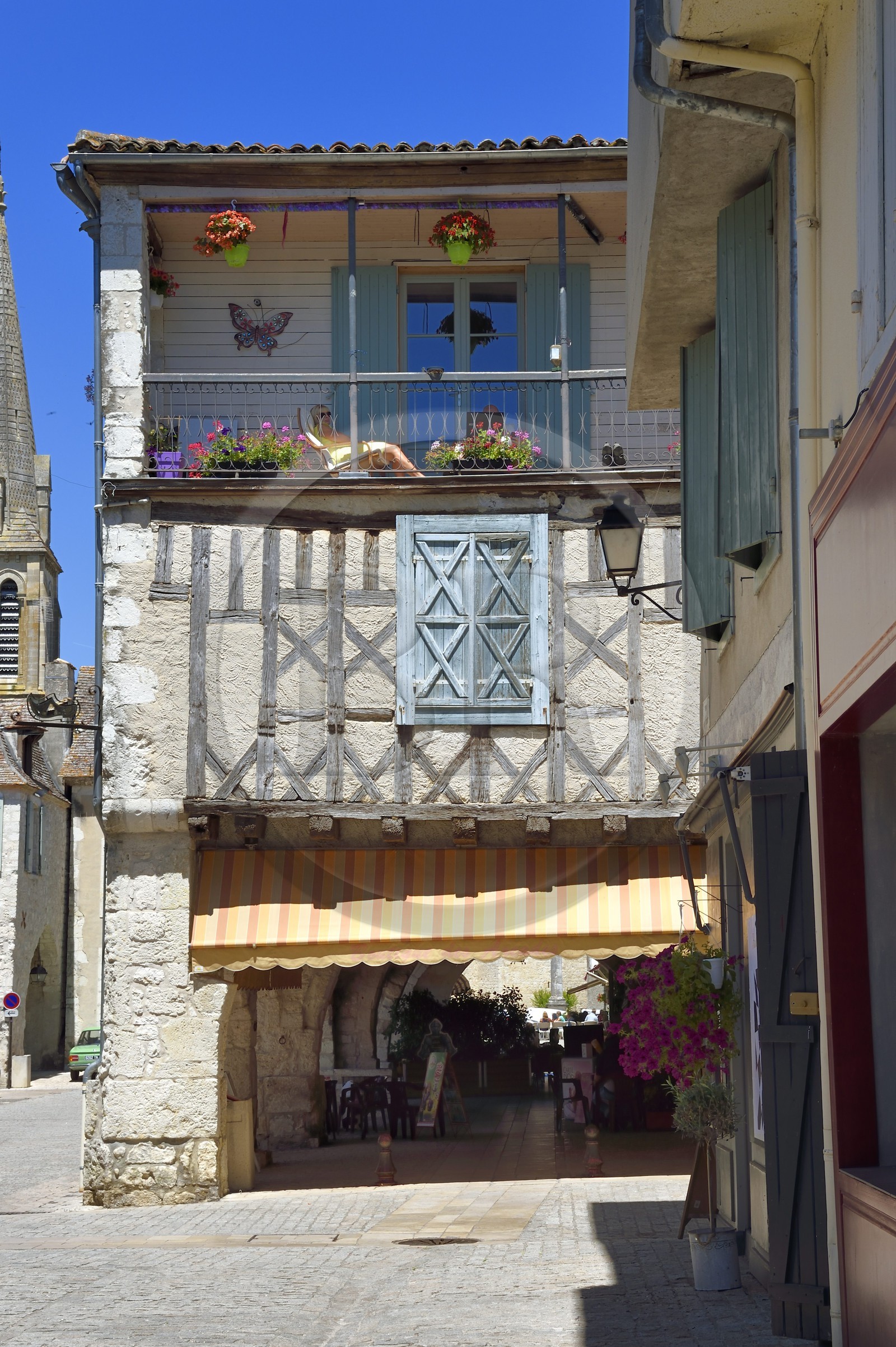 France, Dordogne, Perigord Pourpre, Bastide of Eymet, central square (Place Gambetta) and its arcades