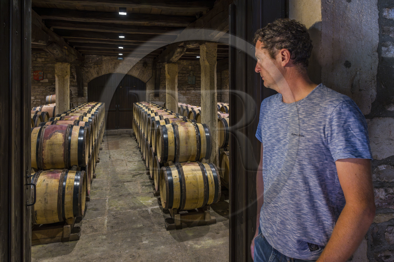France, Côte-d'Or (21), Paysage culturel des climats de Bourgogne classés Patrimoine Mondial de l'UNESCO, Route des Grands Crus, vignoble de la Côte de Nuits, Gevrey-Chambertin, Domaine Dugat, Bertrand Dugat dans l'ancien Cellier des Dimes des évêques de Langres où il entrepose ses tonneaux vides ou juste après les vendanges
