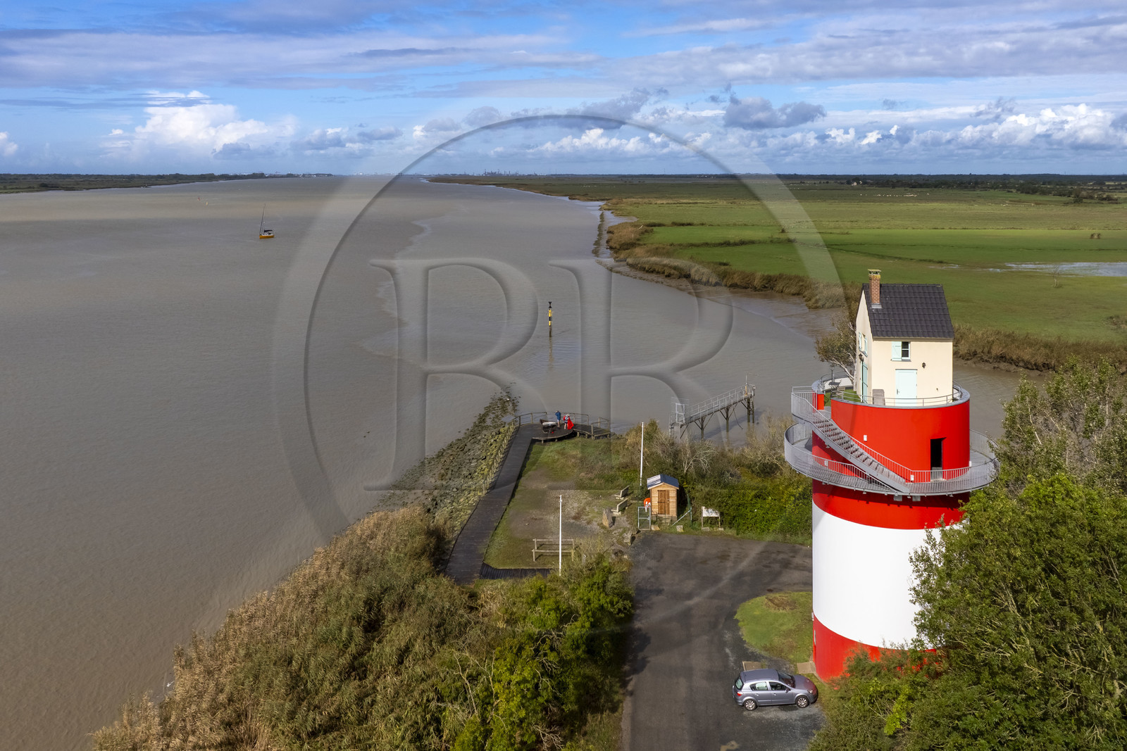 France, Loire-Atlantique (44), Cordemais, collection d'art contemporain à ciel ouvert Estuaire, la Villa Cheminée réalisé par l'artiste japonais Tatzu Nishi sur les rives de la Loire, oeuvre d'art mais aussi maison d'hôtes insolite (vue aérienne)