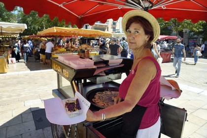 France, Var (83), Toulon, vente de la spécialité locale la Cade (galette de farine de pois chiches) sur le marché du Cours Lafayette