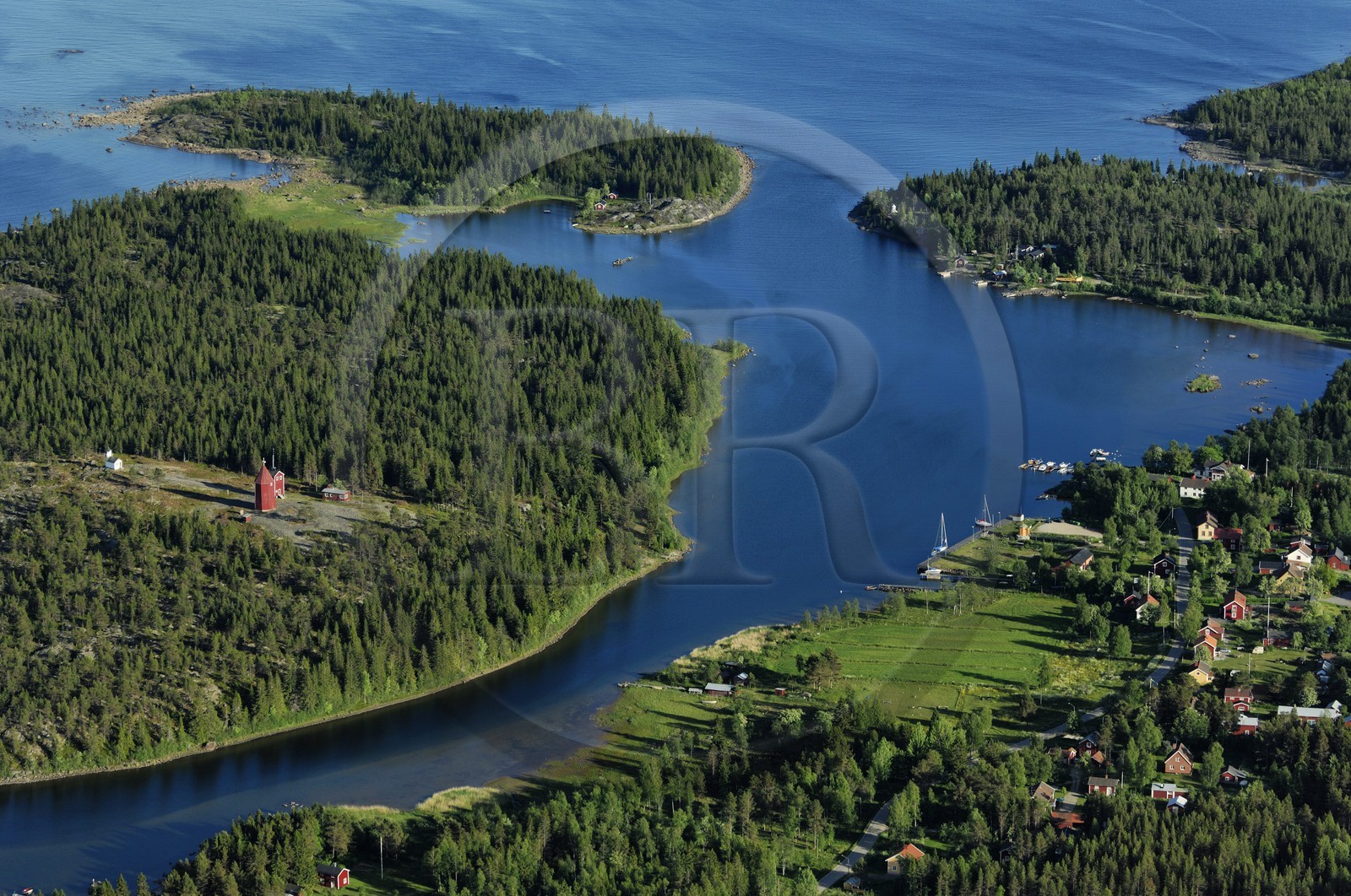 Suède, Comté de Västerbotten, région d'Umea, petit port de Ratan - Tullgarden au sud de Bygdea en bordure de la mer Baltique (vue aérienne)