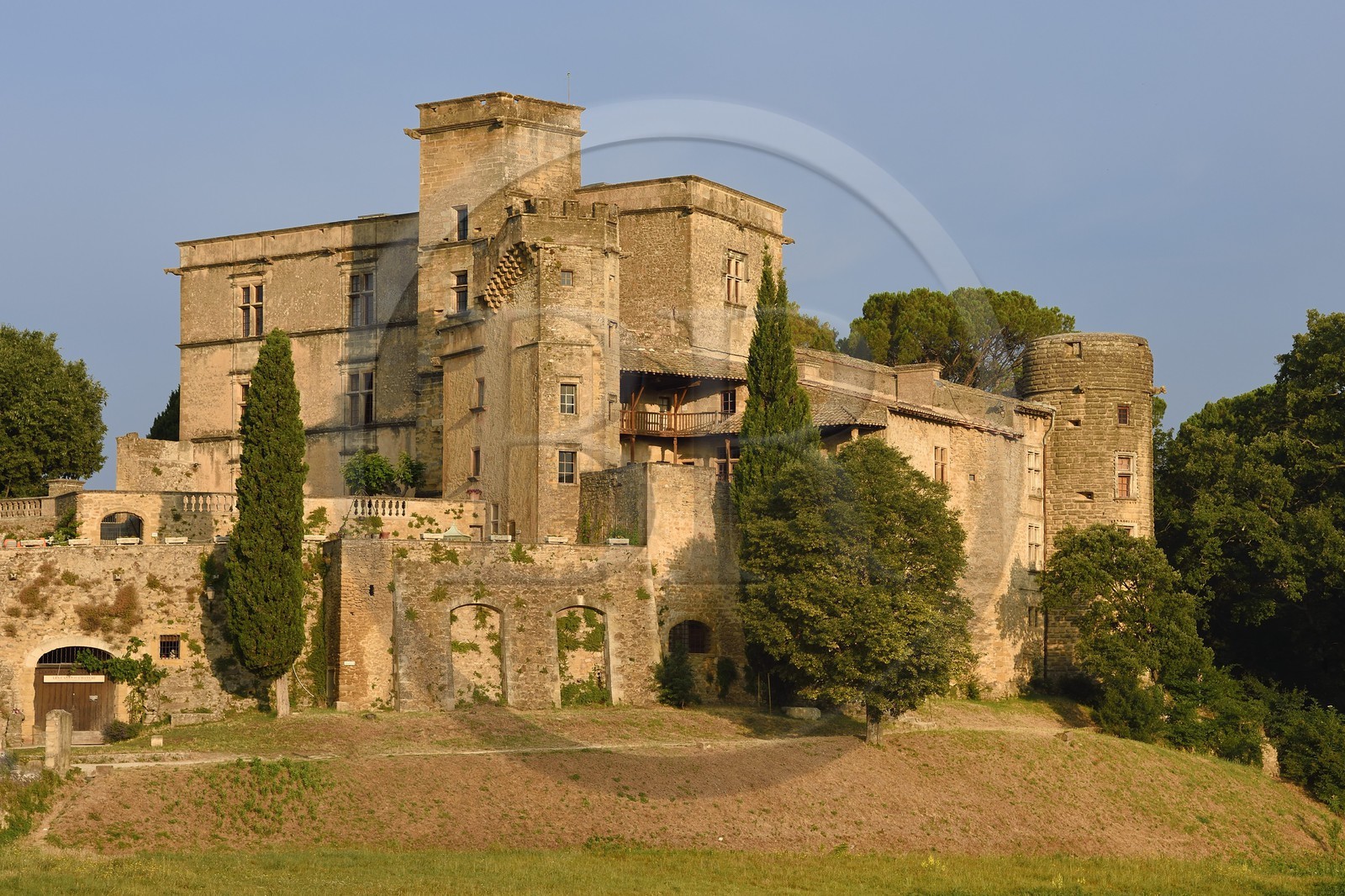 France, Vaucluse (84), Parc Naturel Regional du Luberon, Lourmarin, labellisé Les Plus Beaux Villages de France, le chateau des XVè et XVIè siècles Renaissance
