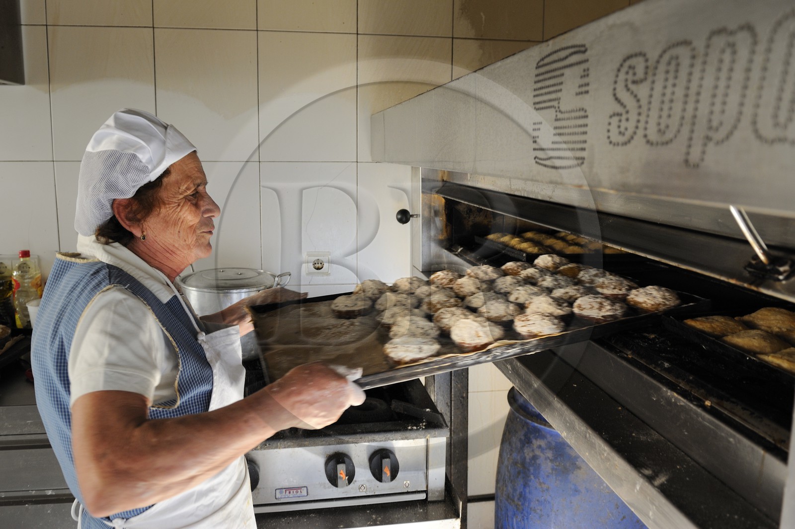 Portugal, Minho region, Guimaraes, pastry in Trinas Street, Vira Costinha continues the tradition with her duces régionales (conventual pastry) whose secret recipe is well guarded