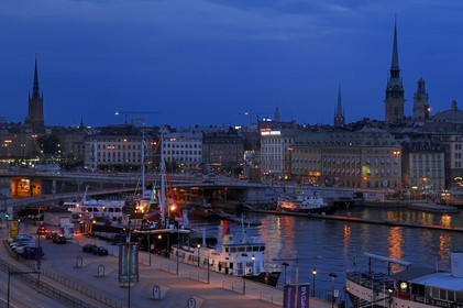 Suède, Stockholm, île de Gamla Stan (vieille ville) et les quais de Stadsgarden de nuit