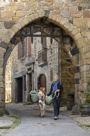 France, Haute-Loire (43), Pradelles, labellisé Les Plus Beaux Villages de France, randonnée avec un âne sur le chemin de Stevenson (GR 70) sous le portail à herse du Besset