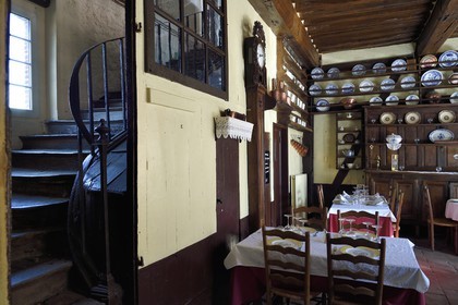 France, Seine-Maritime (76), Pays de Caux, Tôtes, l'auberge du cygne, ancien relais de la Poste royale, elle hébergea des personnalités comme D'Artagnan, Madame de Pompadour, Louis-Philippe Ier, Napoléon Ier et l’impératrice Joséphine etc et fut le lieu où Guy de Maupassant écrivit Boule de Suif (dans lequel l’auberge est très présente) et où Gustave Flaubert écrivit une partie de Madame Bovary