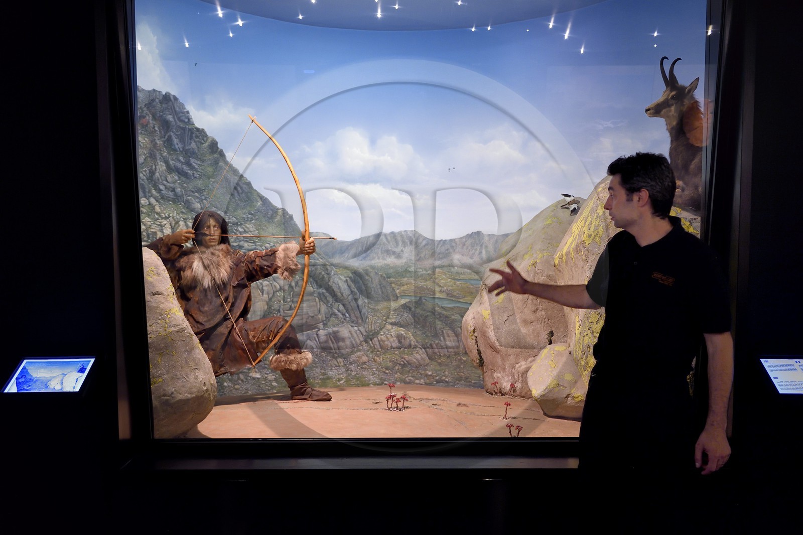 France, Alpes-Maritimes (06), vallée de la Roya, Tende, musée départemental des Merveilles, diorama représentant un chasseur du début de l'âge des métaux avec des vêtements en peaux d'animaux cousues qui vise un chamois