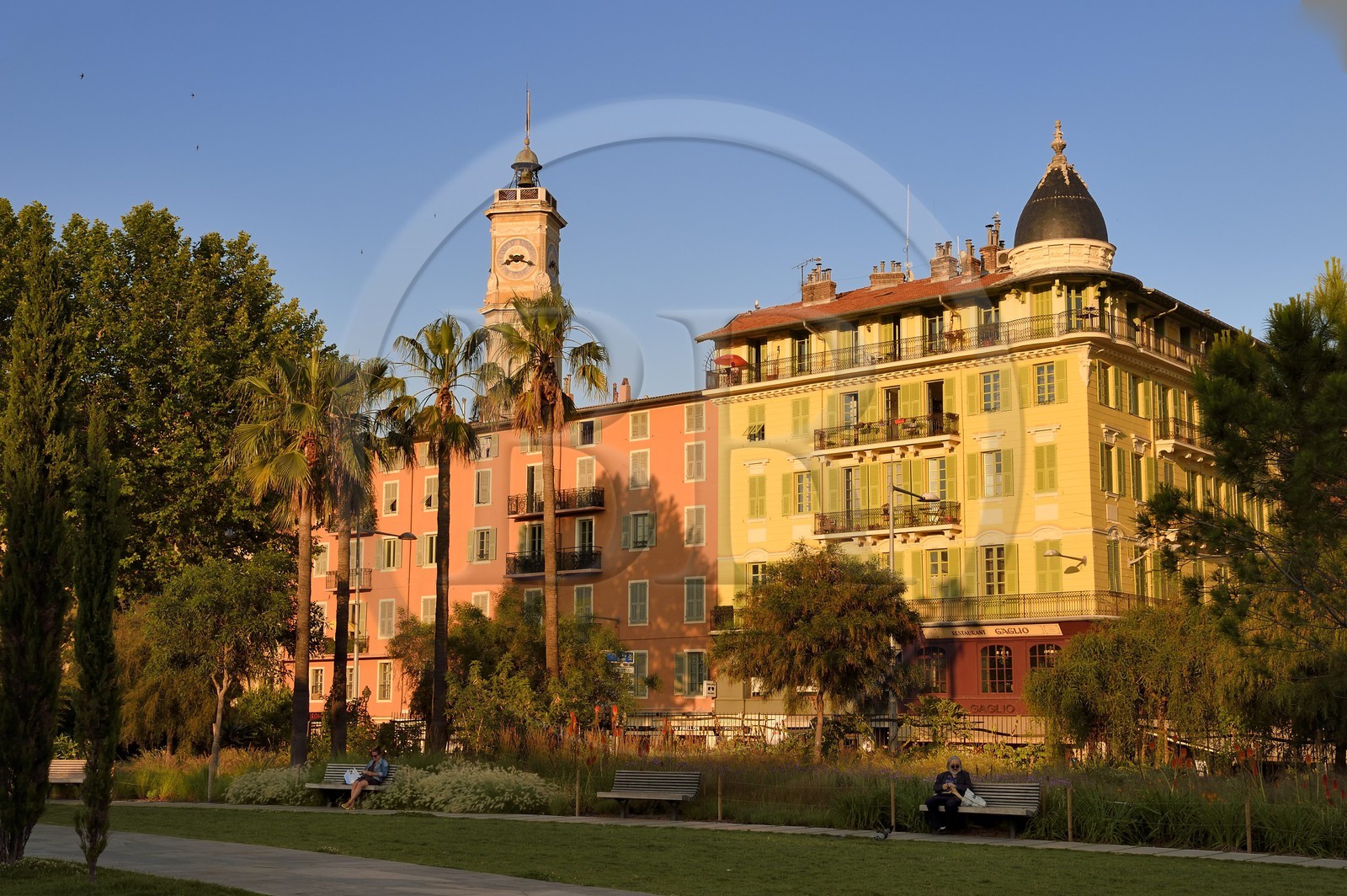 France, Alpes-Maritimes (06), Nice, vieille ville, promenade du Paillon, immeubles d'habitation et la tour de l'ancien Couvent Saint-Francois