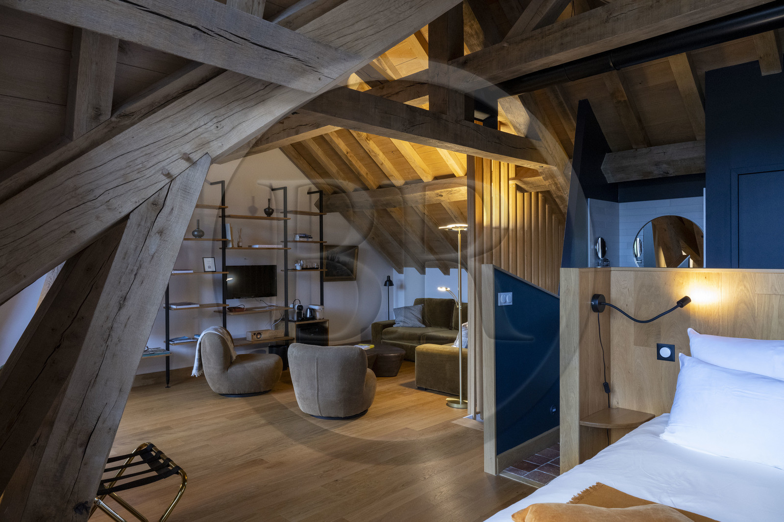 France, Côte-d'Or (21), Paysage culturel des climats de Bourgogne classés Patrimoine Mondial de l'UNESCO, Route des Grands Crus, vignoble de la Côte de Nuits, Vosne-Romanée, chambre d'hôtes de La Cuverie de Vosne mais aussi café, restaurant, épicerie et Poste