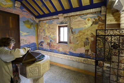 France, Marne (51), Reims, l’église Saint-Nicaise batie en 1923 dans la cité-jardin du Chemin Vert, le baptistère dans la chapelle de la Vierge avec une fresque de Maurice Denis