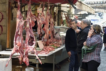 Italie, Sicile, Catane, ville baroque classée au Patrimoine Mondial de l'UNESCO, le marché du matin Pescheria dans le quartier du Duomo, vente à l'étal de viande