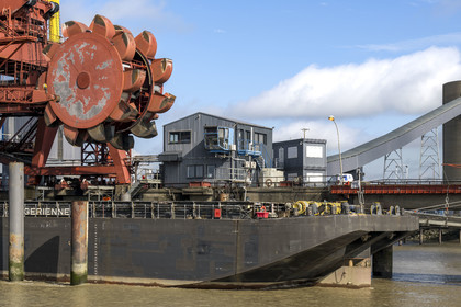 France, Loire-Atlantique (44), Cordemais, centrale électrique thermique de Cordemais EDF, roue pelle qui récupère le charbon dans les barges