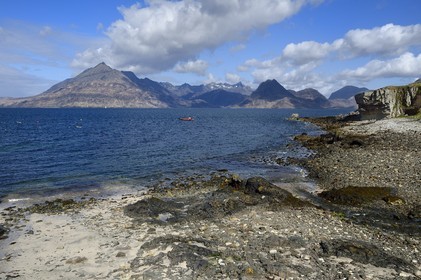 United Kingdom, Scotland, Highlands, Hebrides, Isle of Skye, Elgol beach on the shores of Loch Scavaig towards the end of the Strathaird peninsula and the Black Cuillin Mountains in the background