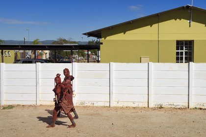 Namibie, région de Khomas, Windhoek, township de Katutura, femme Himba portant son enfant sur le dos