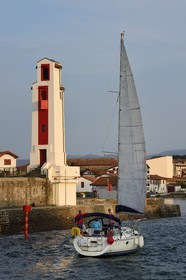 France, Pyrénées-Atlantiques (64), Pays-Basque, Saint-Jean-de-Luz, le port de pêche, le phare du port construit par André Pavlovsky et classé monument historique à l'entrée du port