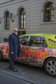 Suisse, Bâle, la Bentley tagué street-art l'hotel de luxe Les Trois Rois, elle a été recouverte de graffitis par les élèves du FG Basel sous la houlette de l’artiste suisse Thierry Furger