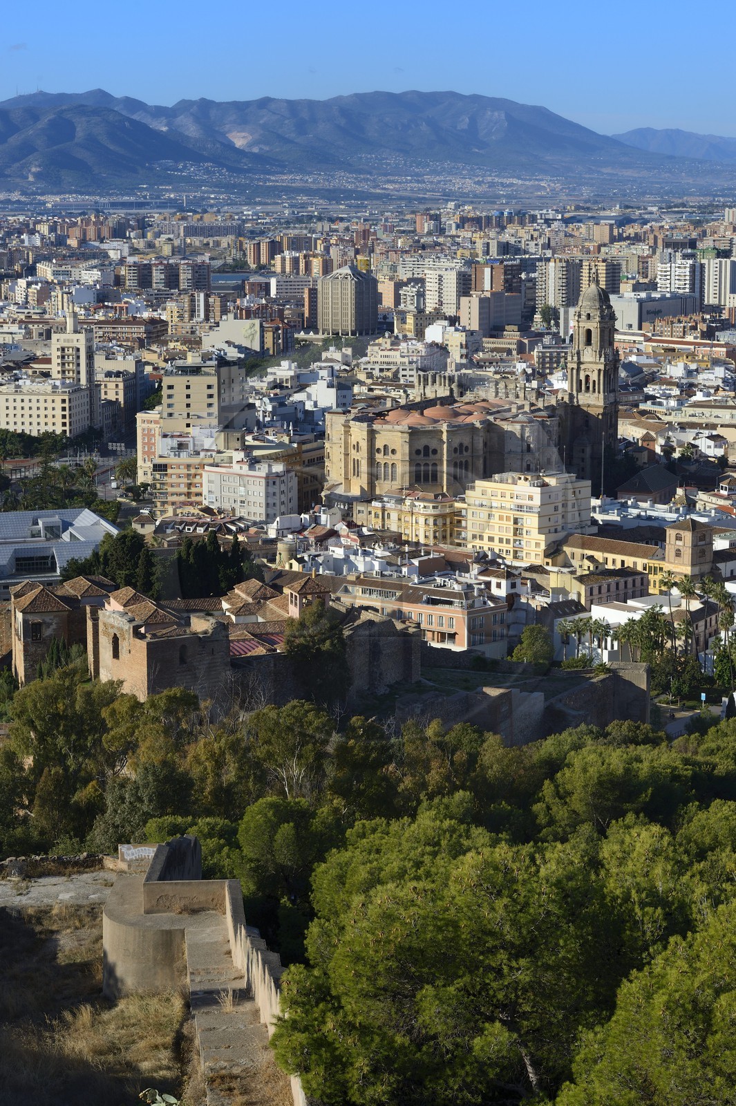 Espagne, Andalousie, Malaga, la ville avec l'Alcazaba et la cathédrale depuis le Castillo de Gibralfaro