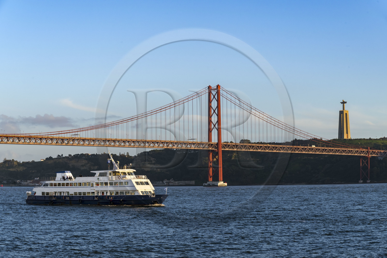 Portugal, Lisbonne, le pont du 25 de Abril sur le Tage et le  le Cristo Rei (Christ Roi)