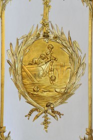 France, Yvelines (78), château de Versailles, classé Patrimoine Mondial de l'UNESCO, appartement privé du Roi, cabinet de la cassette, ancienne salle de bain, détail des lambris dorés aux thèmes aquatiques