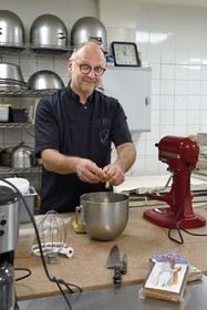France, Meurthe-et-Moselle (54), Nancy, le patissier Didier Hulot à la fabrication du pain d'épice de la Saint-Nicolas, la pâte est à base de farine et de miel qui ont été macérés pendant plusieurs mois
