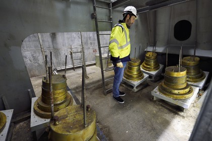 France, entre Calvados (14) et Seine-Maritime (76), le Pont de Normandie enjambe la Seine, encrage dans le pylone de haubans qui soutiennent le pont, Julien Bérard des services techniques de la CCI Seine Estuaire