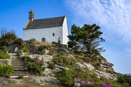 France, Finistère (29), Roscoff, étape sur le chemin de Grande Randonnée GR 34 ou sentier des douaniers, la chapelle Sainte Barbe à la Pointe de Bloscon