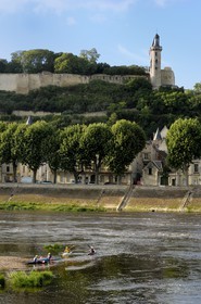 France, Indre et Loire (37), Vallée de la Loire classée Patrimoine Mondial de l'UNESCO, Chinon, vue de la ville et du château depuis la rive sud de la Vienne