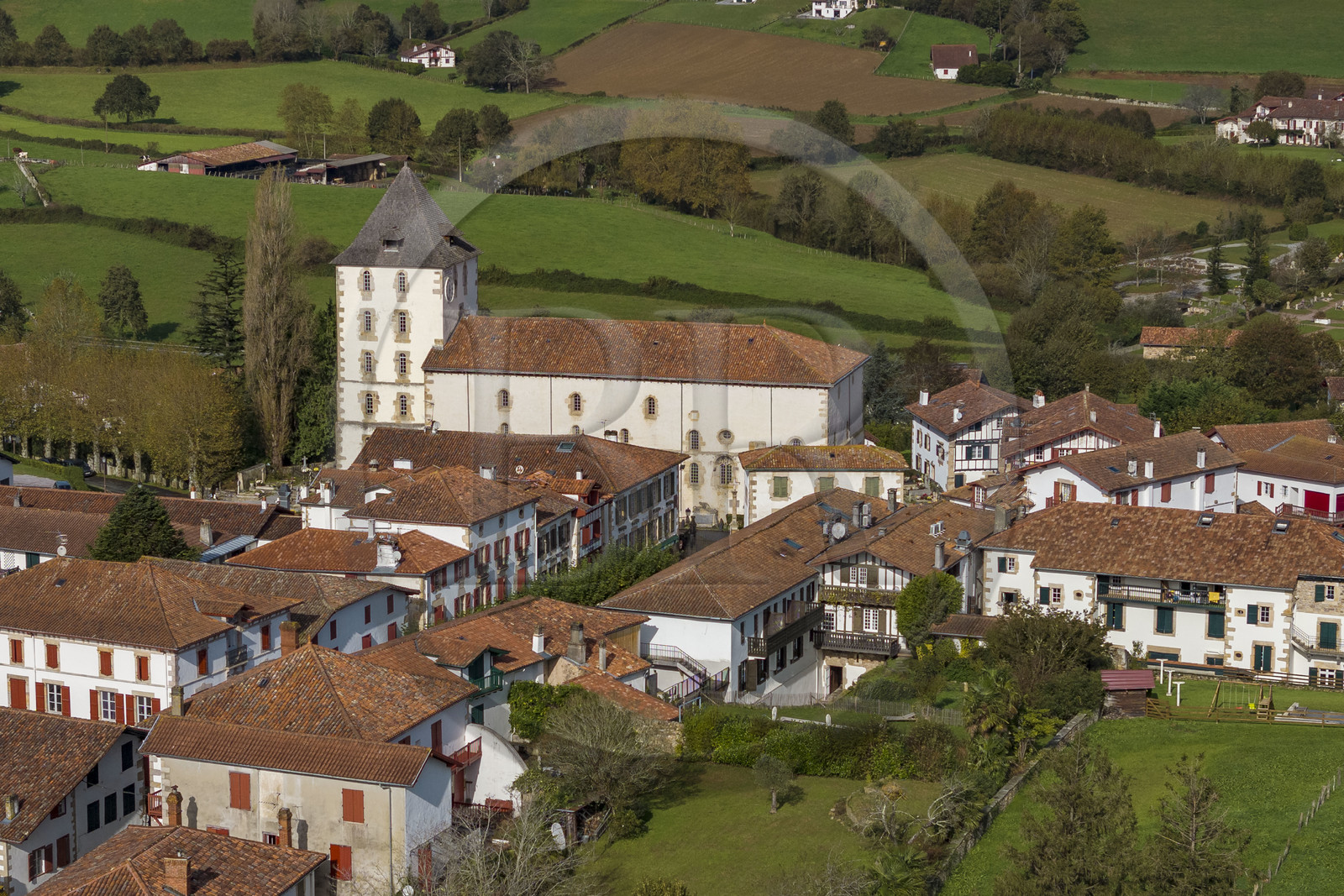France, Pyrénées-Atlantiques (64), Pays-Basque, Sare, labellisé Les Plus Beaux Villages de France, église fortifiée Saint-Martin et la rue principale (vue aérienne)