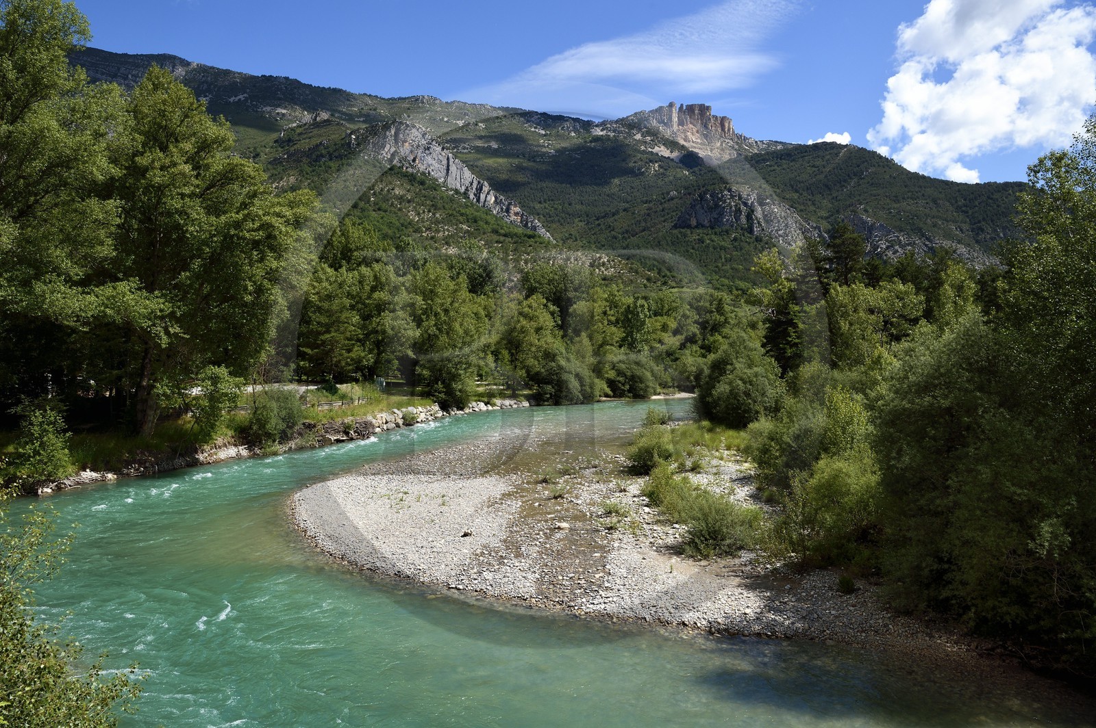 France, Alpes de Haute Provence, Parc Naturel Régional du Verdon, Chasteuil, the Verdon river makes a bend, creating a gravel pit, while the Cadières de Brandis are overlooking in the background
