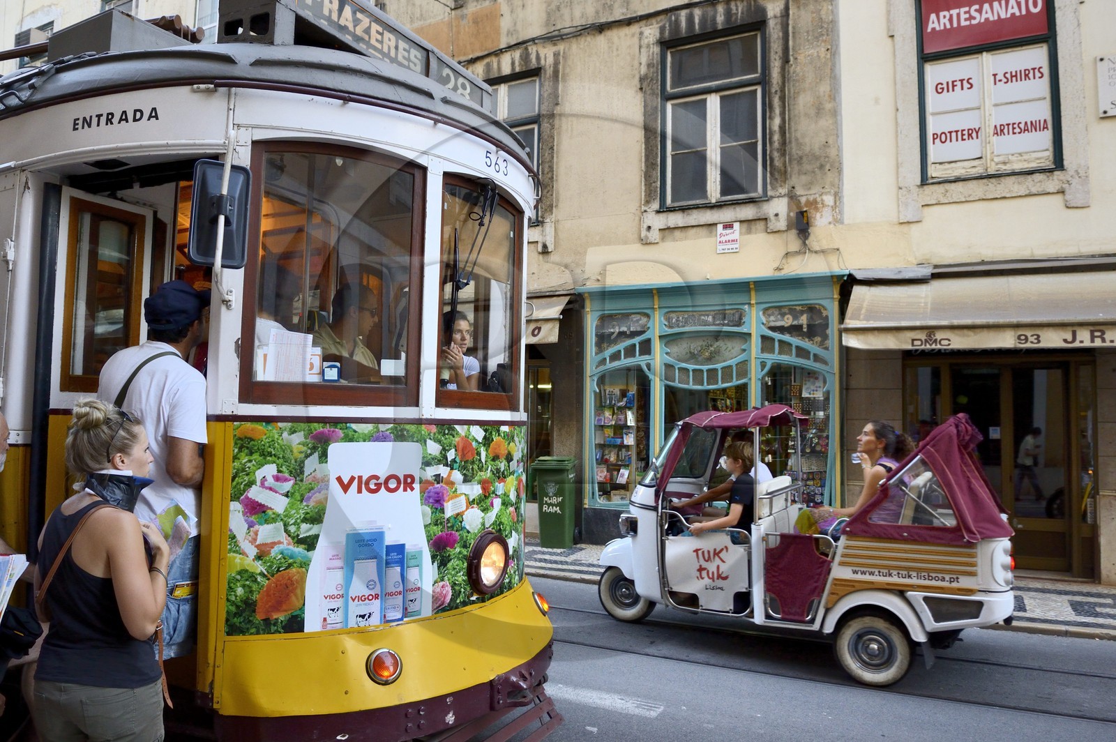 Portugal, Lisbonne, quartier de Baixa pombalin, tramway et tricycle à moteur dans la rua da Conceicao