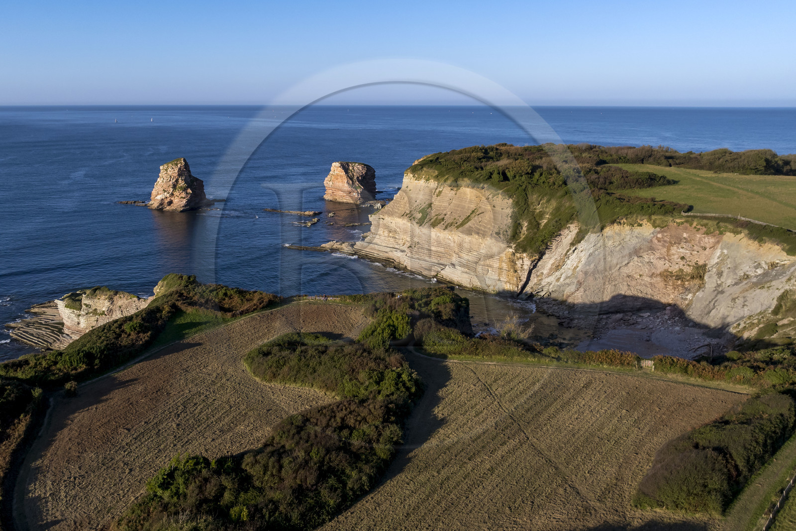 France, Pyrénées-Atlantiques (64), la côte du Pays-Basque, le domaine d'Abbadia géré par le Conservatoire du littoral, rochers des Jumeaux aux falaises de la pointe Sainte-Anne (vue aérienne)