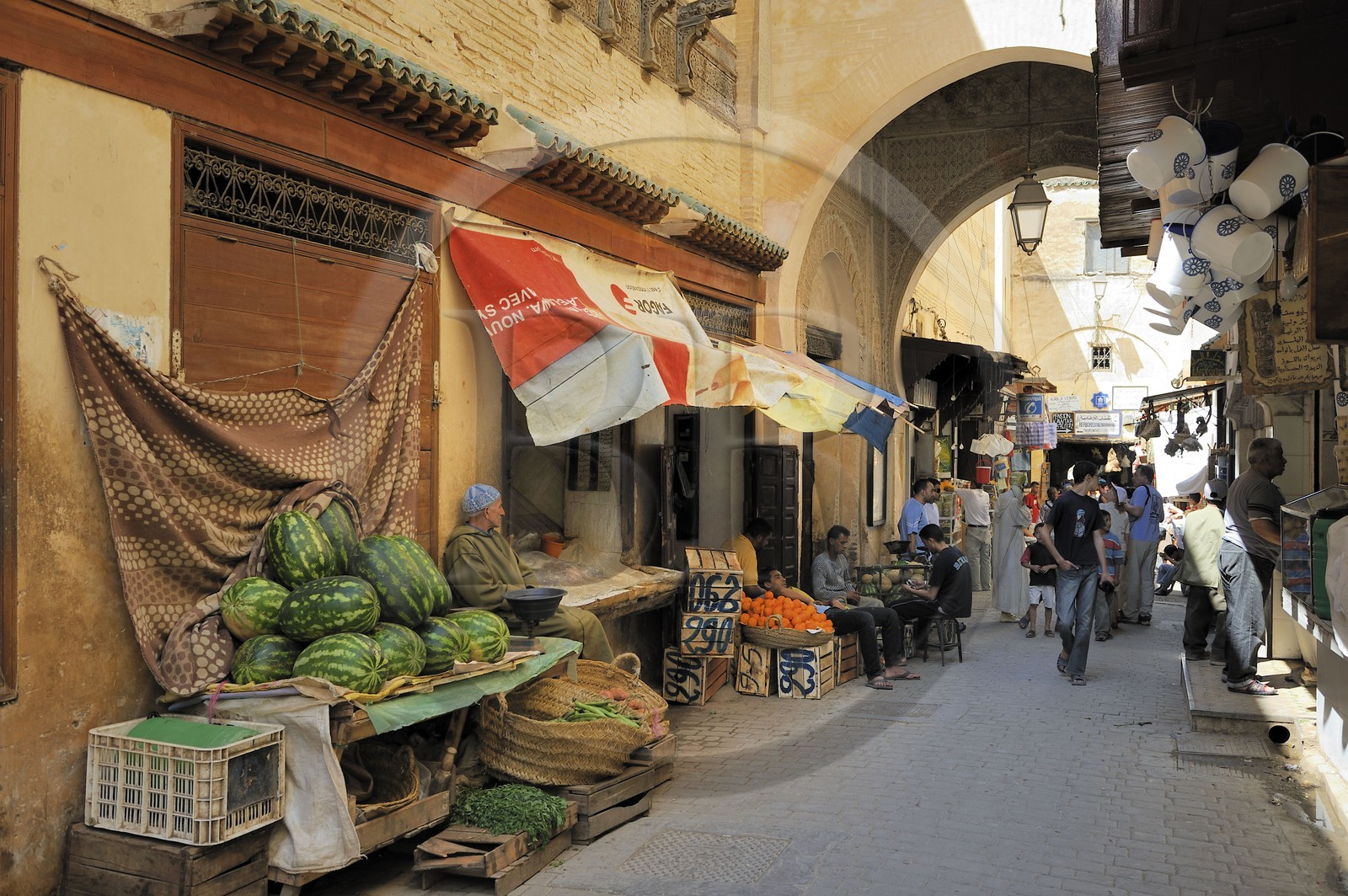 Maroc, Moyen Atlas, Fès, ville impériale, médina classée Patrimoine Mondial de l'UNESCO, Fès el Bali, Talaa Kebira une des principales artères de la médina