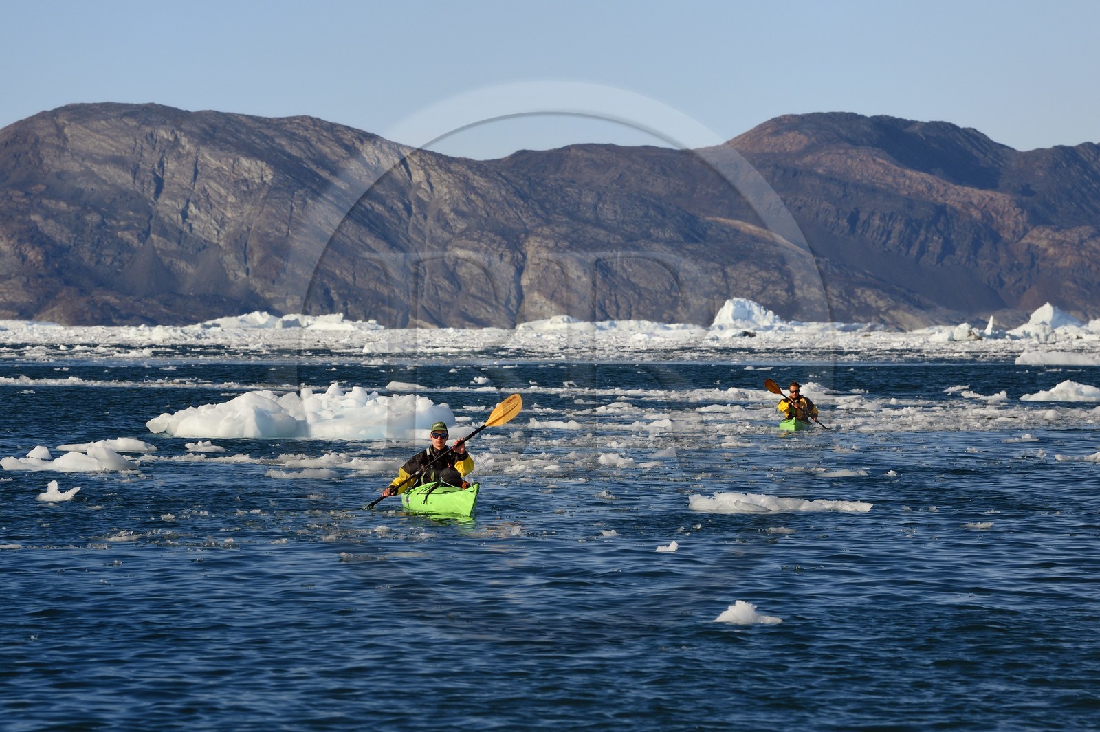 Groenland, cote ouest, baie de Disko, baie de Quervain, kayaks progressant au milieu des icebergs
